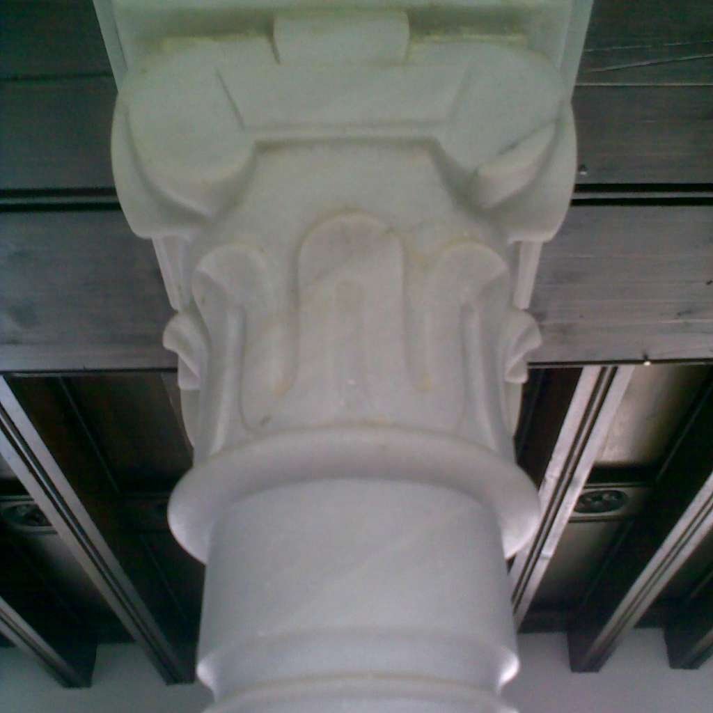 columnas de mármol de color blanco realizada por Mármoles Iznajar